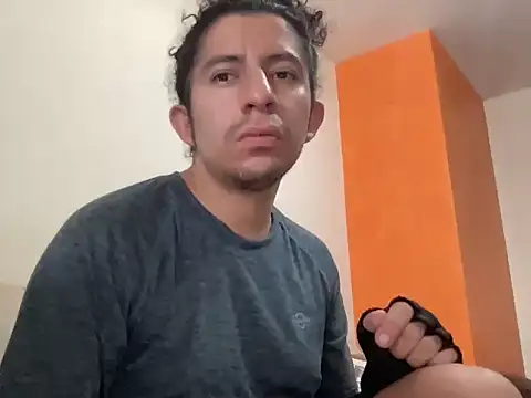 Snapshot of littlelatinhunter chatting on November 2025 11:43:02 AM littlelatinhunter online show from November 2025 11:43:02 AM