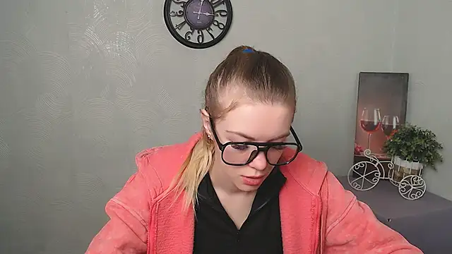 Snapshot of AliceFlirtt_ chatting on February 2025 08:09:02 AM AliceFlirtt online show from February 2025 08:09:02 AM