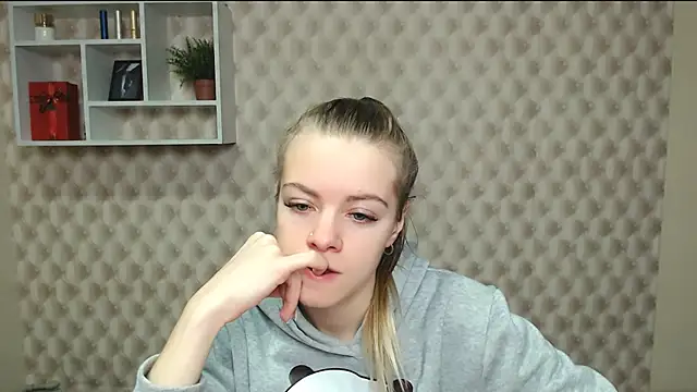 Snapshot of AliceFlirtt_ chatting on October 2025 08:15:02 AM AliceFlirtt online show from October 2025 08:15:02 AM