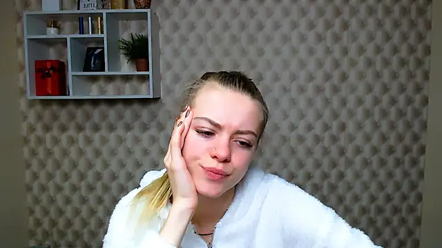 Snapshot of AliceFlirtt_ chatting on October 2025 09:42:02 AM AliceFlirtt online show from October 2025 09:42:02 AM