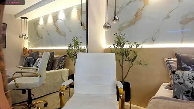 Snapshot of LeaThompson chatting on December 2024 12:22:01 AM LeaThompson online show from December 2024 12:22:01 AM