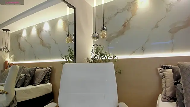 Snapshot of LeaThompson chatting on February 2025 04:49:01 AM LeaThompson online show from February 2025 04:49:01 AM