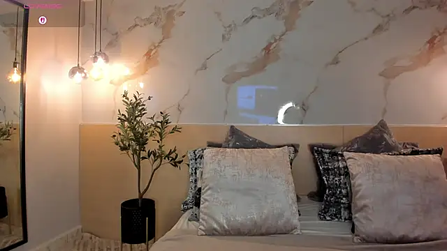 Snapshot of LeaThompson chatting on September 2025 12:13:02 AM LeaThompson online show from September 2025 12:13:02 AM