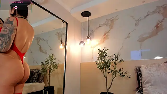 Snapshot of LeaThompson chatting on September 2025 12:03:01 AM LeaThompson online show from September 2025 12:03:01 AM