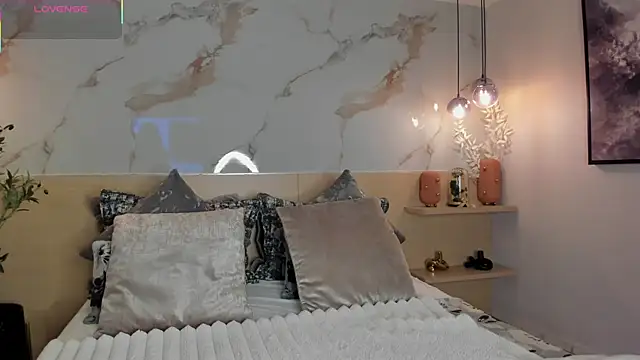 Snapshot of LeaThompson chatting on September 2025 10:37:01 PM LeaThompson online show from September 2025 10:37:01 PM