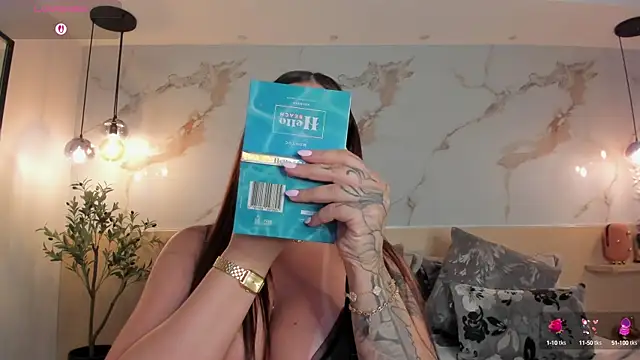 Snapshot of LeaThompson chatting on October 2025 11:03:02 PM LeaThompson online show from October 2025 11:03:02 PM