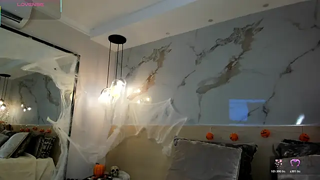 Snapshot of LeaThompson chatting on November 2025 10:34:02 PM LeaThompson online show from November 2025 10:34:02 PM