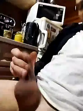 Snapshot of tomee83 chatting on December 2025 06:12:02 AM tomee83 online show from December 2025 06:12:02 AM