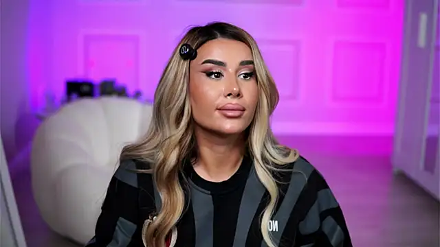 Snapshot of EvaZane chatting on October 2025 08:15:02 PM EvaZane online show from October 2025 08:15:02 PM