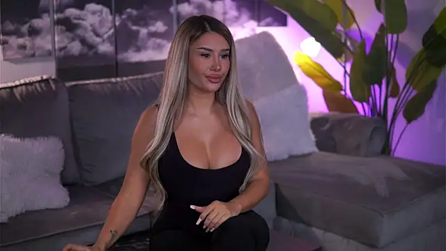 Snapshot of EvaZane chatting on November 2025 08:19:01 PM EvaZane online show from November 2025 08:19:01 PM