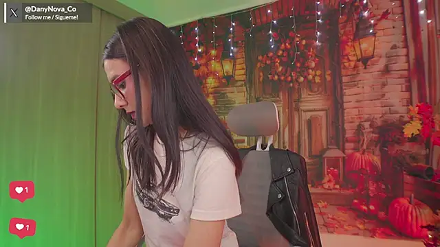 Snapshot of DanyNova_Co chatting on October 2025 09:06:01 PM DanyNova Co online show from October 2025 09:06:01 PM