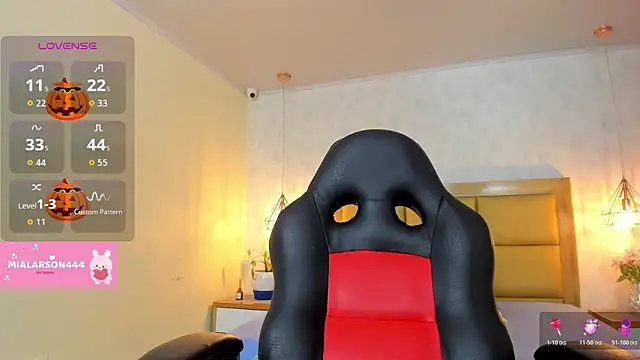 LARSONMIA online show from October 2025 12:30:02 PM