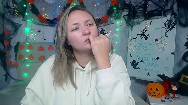 Snapshot of SallyVerda chatting on November 2025 06:40:02 PM SallyVerda online show from November 2025 06:40:02 PM