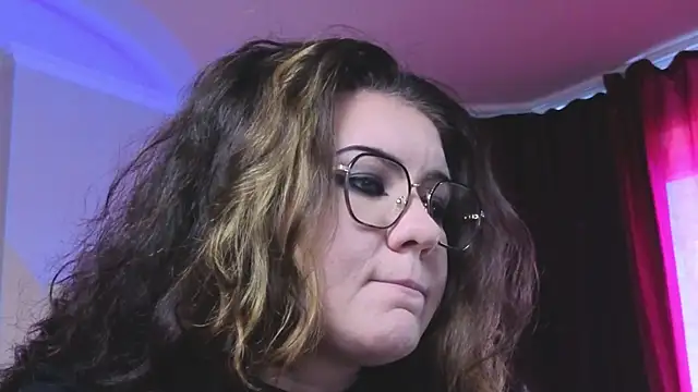 Snapshot of Laura_Karamazov chatting on October 2025 12:14:02 PM Laura Karamazov online show from October 2025 12:14:02 PM