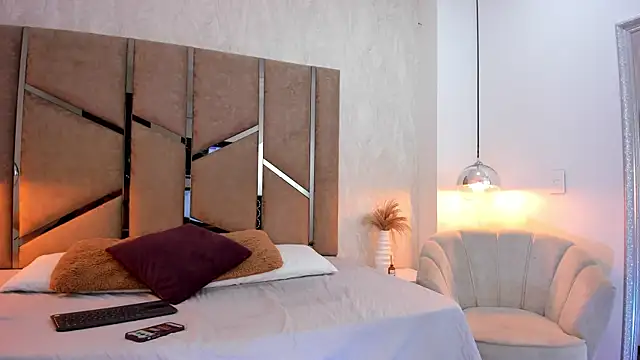 Snapshot of Martinaa_Jones_ chatting on November 2025 07:27:01 PM Martinaa Jones online show from November 2025 07:27:01 PM