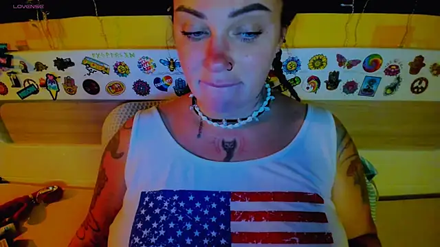 EllieOz online show from October 2025 06:39:01 PM