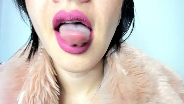 Snapshot of queen_fetish chatting on December 2024 10:34:01 AM queen fetish online show from December 2024 10:34:01 AM