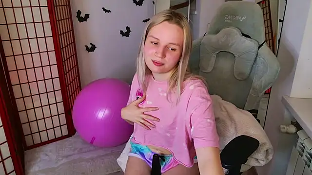 Snapshot of Beatrica_Klein chatting on November 2025 02:08:01 PM Beatrica Klein online show from November 2025 02:08:01 PM