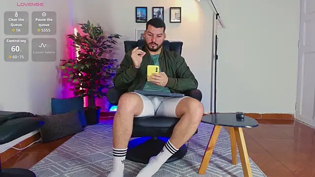 Snapshot of HenryBenso chatting on October 2025 04:38:01 PM HenryBenso online show from October 2025 04:38:01 PM