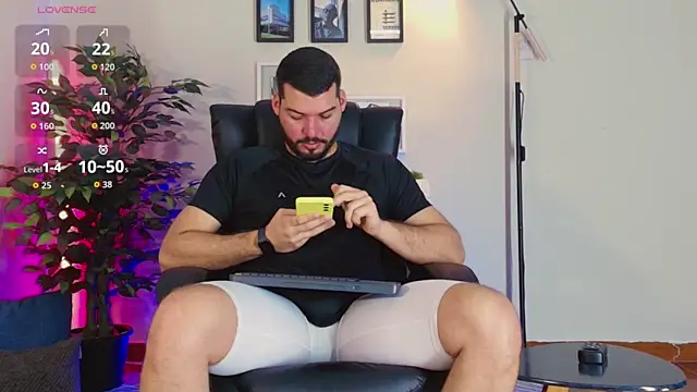 Snapshot of HenryBenso chatting on October 2025 04:38:02 PM HenryBenso online show from October 2025 04:38:02 PM