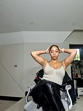 QueenTricks1 online show from October 2025 01:33:02 PM