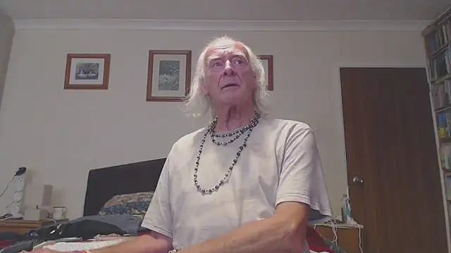 Snapshot of WaverlyKernow chatting on October 2025 09:39:01 AM WaverlyKernow online show from October 2025 09:39:01 AM