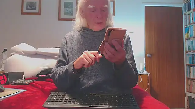 Snapshot of WaverlyKernow chatting on October 2025 09:00:01 AM WaverlyKernow online show from October 2025 09:00:01 AM