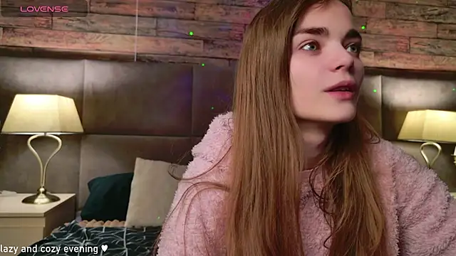 Snapshot of SophieSuvi chatting on December 2024 01:33:01 PM SophieSuvi online show from December 2024 01:33:01 PM