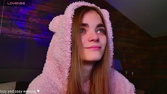 Snapshot of SophieSuvi chatting on December 2024 11:40:02 AM SophieSuvi online show from December 2024 11:40:02 AM