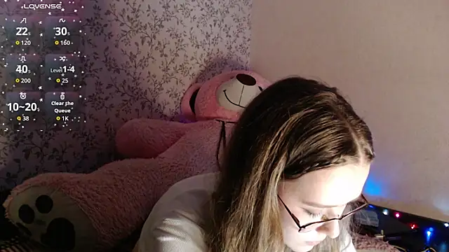 Snapshot of SophieSuvi chatting on October 2025 06:41:02 PM SophieSuvi online show from October 2025 06:41:02 PM