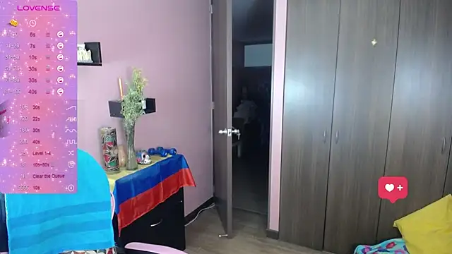 paolagomez  online show from September 2025 10:04:02 PM