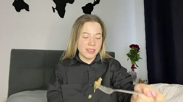 Snapshot of Embersweetbunny chatting on January 2025 02:24:02 PM Embersweetbunny online show from January 2025 02:24:02 PM