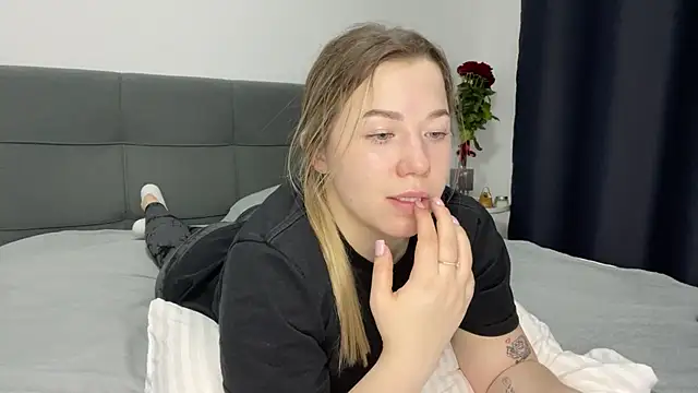 Snapshot of Embersweetbunny chatting on January 2025 06:52:01 PM Embersweetbunny online show from January 2025 06:52:01 PM