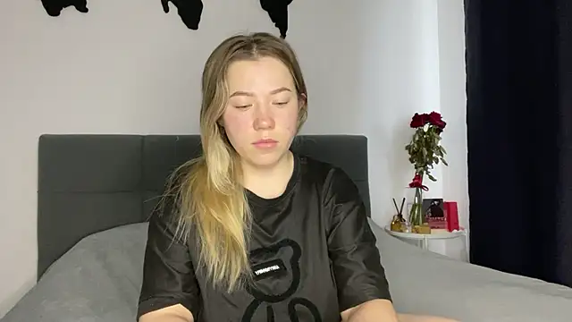 Snapshot of Embersweetbunny chatting on February 2025 08:08:01 AM Embersweetbunny online show from February 2025 08:08:01 AM