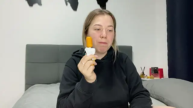 Snapshot of Embersweetbunny chatting on February 2025 03:17:01 PM Embersweetbunny online show from February 2025 03:17:01 PM