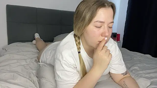 Snapshot of Embersweetbunny chatting on February 2025 01:21:02 PM Embersweetbunny online show from February 2025 01:21:02 PM