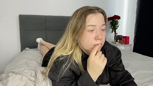 Snapshot of Embersweetbunny chatting on February 2025 11:07:02 AM Embersweetbunny online show from February 2025 11:07:02 AM