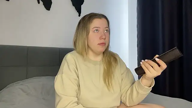 Snapshot of Embersweetbunny chatting on February 2025 08:16:01 AM Embersweetbunny online show from February 2025 08:16:01 AM