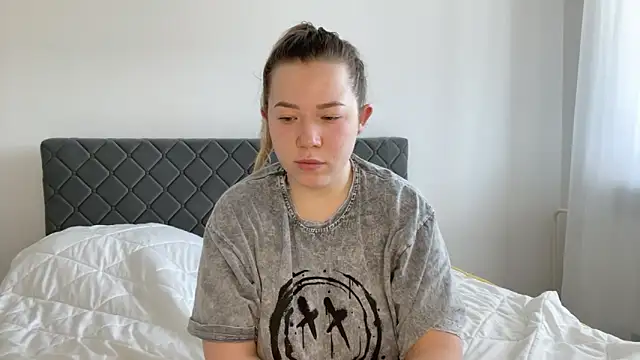 Snapshot of Embersweetbunny chatting on March 2025 06:40:01 AM Embersweetbunny online show from March 2025 06:40:01 AM