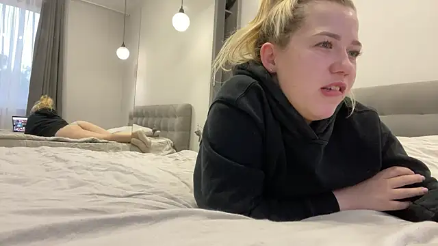 Snapshot of Embersweetbunny chatting on October 2025 04:42:01 AM Embersweetbunny online show from October 2025 04:42:01 AM