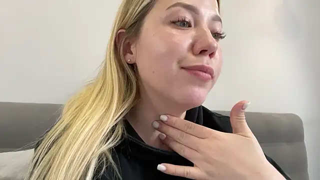 Snapshot of Embersweetbunny chatting on November 2025 11:53:01 AM Embersweetbunny online show from November 2025 11:53:01 AM