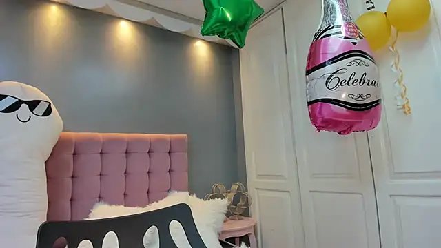 IssadoraJames online show from October 2025 09:43:02 PM