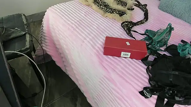 Snapshot of LIZ_HOLMES chatting on September 2025 10:49:02 AM LIZ HOLMES online show from September 2025 10:49:02 AM