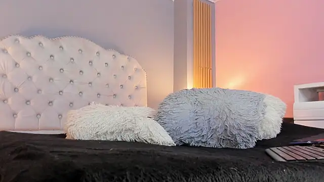 Snapshot of RamonaSimons chatting on September 2025 08:24:01 PM RamonaSimons online show from September 2025 08:24:01 PM