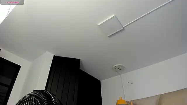 Snapshot of FaloonRoussel chatting on October 2025 06:02:01 PM FaloonRoussel online show from October 2025 06:02:01 PM