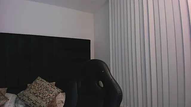 Snapshot of FaloonRoussel chatting on November 2025 05:45:02 PM FaloonRoussel online show from November 2025 05:45:02 PM