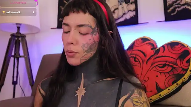 Snapshot of SylveonFox chatting on November 2025 05:34:01 PM SylveonFox online show from November 2025 05:34:01 PM