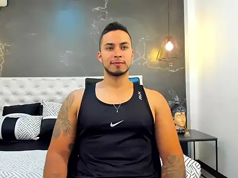 Snapshot of Juan_muscle chatting on November 2025 05:33:02 PM Juan muscle online show from November 2025 05:33:02 PM