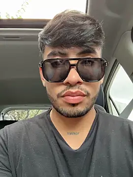 Snapshot of tom_thick chatting on November 2025 05:12:02 PM tom thick online show from November 2025 05:12:02 PM