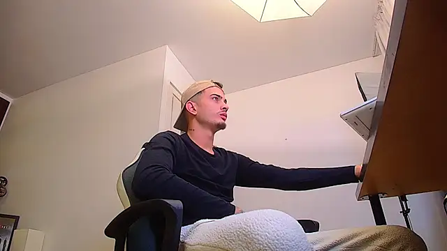 Snapshot of BrandonTate chatting on October 2025 04:07:01 AM BrandonTate online show from October 2025 04:07:01 AM